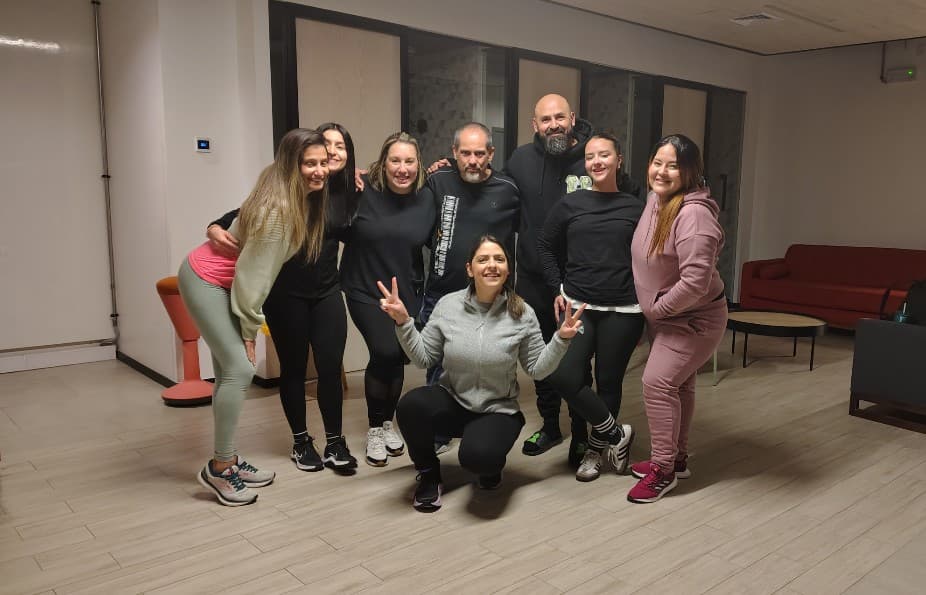 Equipo realizando una activación corporal