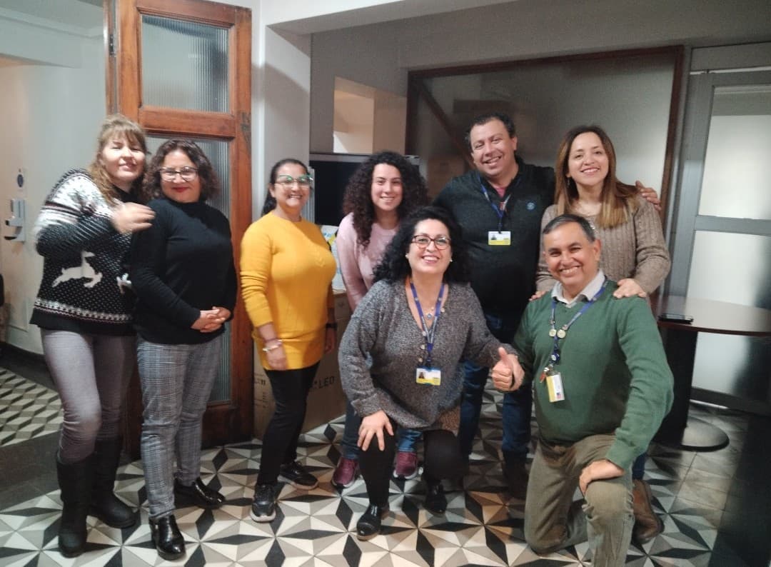 Equipo de trabajo reunido después de una jornada de bienestar