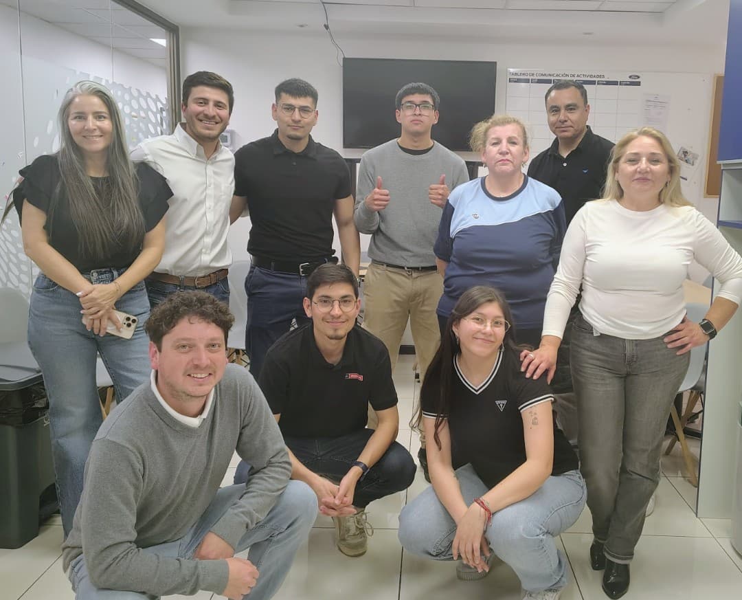 Equipo participando en una actividad de bienestar